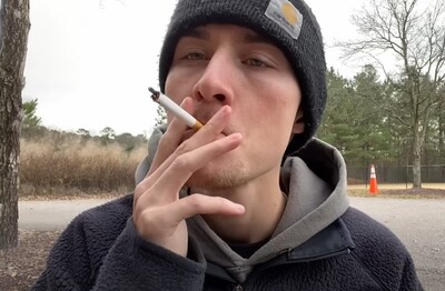 Лечение зависимости от табакокурения в Кольчугино Мужчина с сигаретой делает затяжку