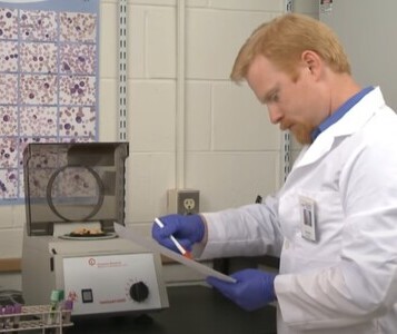 Клиника лечения наркозависимости в Кольчугино Врач в кабинете клиники