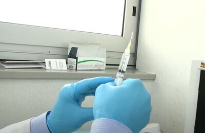 Проведение кодирования Вивитролом в Кольчугино Шприц с Вивитролом в руках у врача